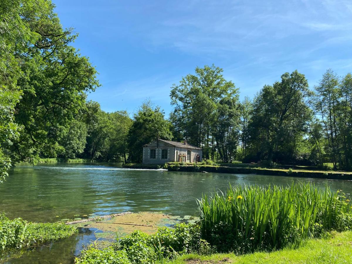 Château des Loups - Les Cyprès Echire Exterior foto
