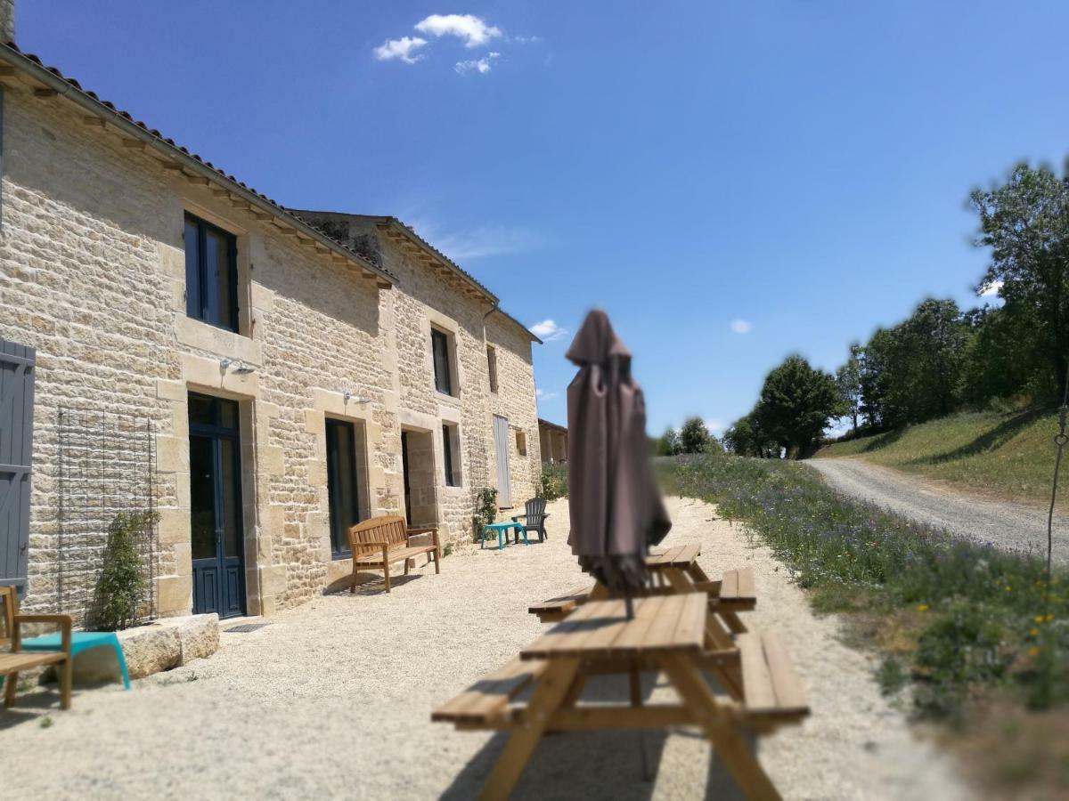 Château des Loups - Les Cyprès Echire Exterior foto